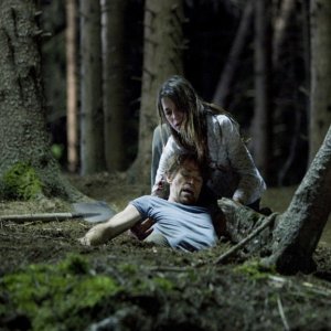 Charlotte Gainsbourg e Willem Dafoe in una sequenza drammatica del film Antichrist, di Lars Von Trier