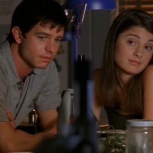 Liz(S.Appleby) e Max(J. Behr) nell'episodio 'Ondata di caldo' di Roswell