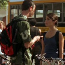 Liz S Appleby Parla Con Alex C Hanks Nell Episodio Ondata Di Caldo Di Roswell 117287