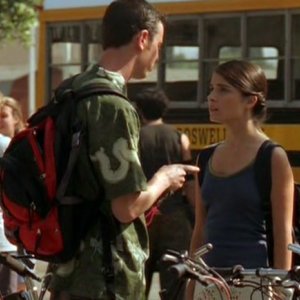 Liz(S.Appleby) parla con Alex(C. Hanks) nell'episodio 'Ondata di caldo' di Roswell
