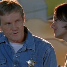 Lo sceriffo (W. Sadler) e la signora DeLuca(D. Farr) nell'episodio 'Ondata di caldo' di Roswell