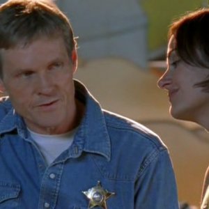 Lo sceriffo (W. Sadler) e la signora DeLuca(D. Farr) nell'episodio 'Ondata di caldo' di Roswell