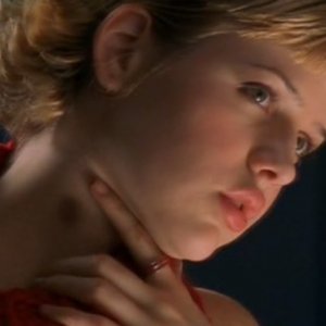 M. Delfino riflessa nello specchio nell'episodio 'Ondata di caldo' di Roswell