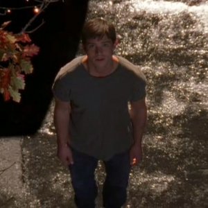 Max(J. Behr) sotto alla casa di Liz nell'episodio 'Ondata di caldo' di Roswell