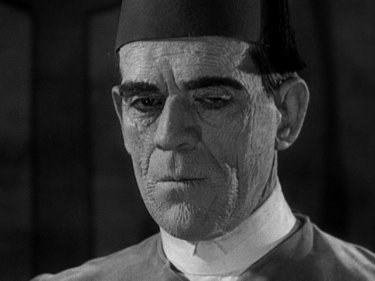 Un primo piano di Boris Karloff ne La mummia
