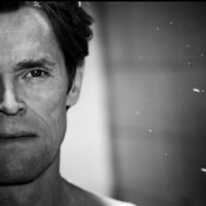 Un primo piano di Dafoe in una sequenza del film Antichrist, di Von Trier