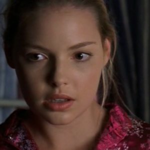 Un primo piano di Katherine Heigl nell'episodio 'Ondata di caldo' di Roswell