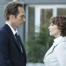 William Fichtner e Kathleen Quinlan in una scena dell'episodio Rate of Exchange di Prison Break