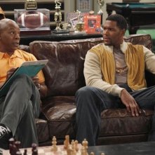 Carl Weathers e Michael Strahan in una scena della serie TV Brothers