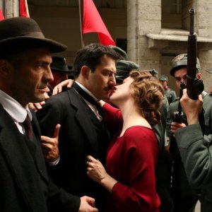 Giovanna Mezzogiorno e Filippo Timi in una scena del film Vincere, diretto da Marco Bellocchio
