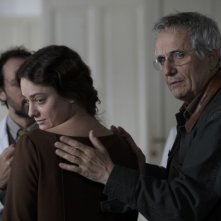 Giovanna Mezzogiorno e il regista Marco Bellocchio sul set del film Vincere
