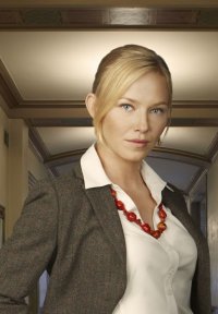 Kelli Giddish è la dottoressa Kate McGinn nella serie TV Past Life