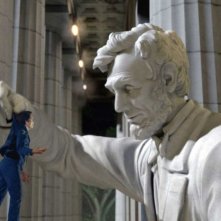 Ben Stiller viene aiutato da un'enorme statua di Abramo Lincoln in una scena del film Una notte al museo 2: la fuga