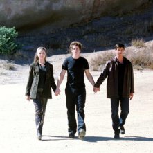 I tre fratelli(K. Heigl, J. Behr, B. Fehr) nell'episodio 'Un passo indietro' di Roswell