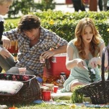 Kat ed un picnic con la sua famiglia nel pilot di Eastwick