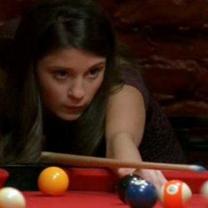 Liz(S. Appleby) gioca a biliardo nell'episodio 'Un passo indietro' di Roswell