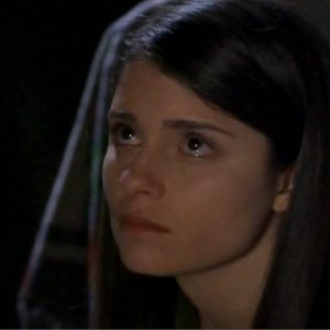 Liz(Shiri Appleby) in una scena dell'episodio 'Un passo indietro' di Roswell