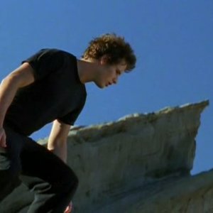 Michael(Brendan Fehr) nel suo sogno nell'episodio 'Un passo indietro' di Roswell