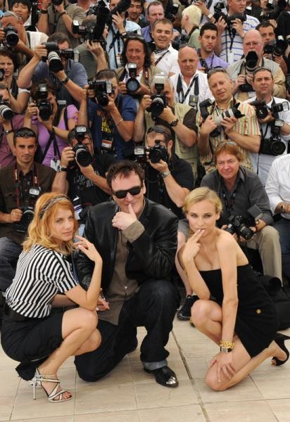 Quentin Tarantino In Una Posa Scherzosa Circondato Dalle Sue Dive Melanie Laurent E Diane Kruger 117544