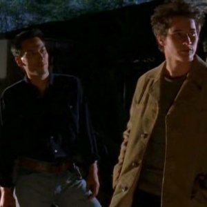 Tod Thawley(Eddie) parla con Brendan Fehr(Michael) alla riserva indiana in Roswell
