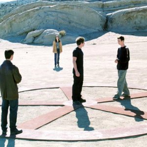 Una scena del sogno di Michael nell'episodio 'Un passo indietro' di Roswell