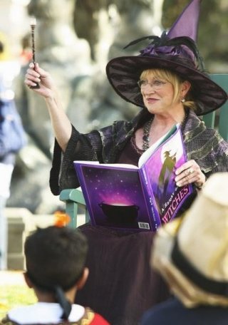 Veronica Cartwright in una scena del pilot di Eastwick