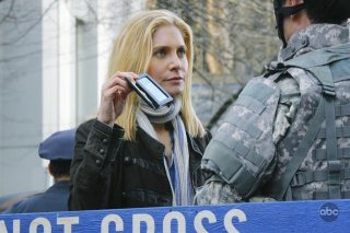 Elizabeth Mitchell in un momento del pilot della nuova serie V