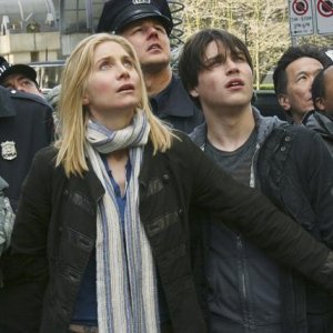 Elizabeth Mitchell in una scena del pilot della nuova serie V