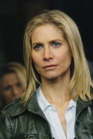 Elizabeth Mitchell nel pilot della nuova serie V