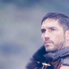 James Caviezel in una sequenza di Outlander