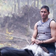 James Caviezel in una sequenza del film Outlander