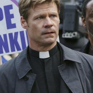 Joel Gretsch in una scena del pilot della nuova serie V