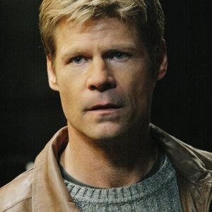 Joel Gretsch nel pilot della nuova serie V