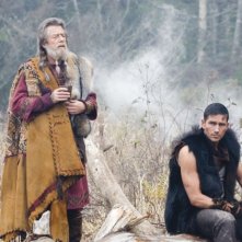 John Hurt e James Caviezel in un'immagine del film Outlander