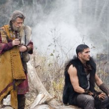 John Hurt e James Caviezel in una scena del film Outlander