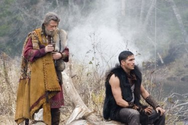 John Hurt e James Caviezel in una scena del film Outlander