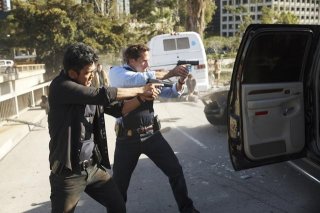 Joseph Fiennes e John Cho in una scena d'azione del pilot di Flash Forward