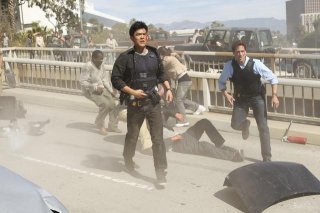 Joseph Fiennes e John Cho in una scena del pilot di Flash Forward