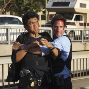 Joseph Fiennes e John Cho nel pilot di Flash Forward