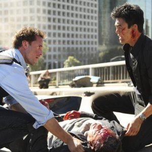 Joseph Fiennes e John Cho nell'episodio pilota di Flash Forward