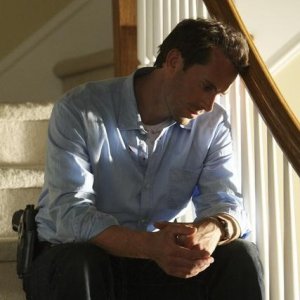 Joseph Fiennes in una scena di Flash Forward