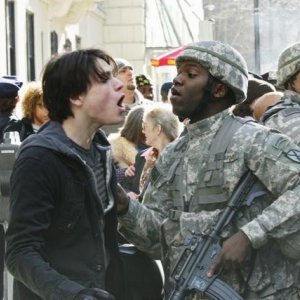 Logan Huffman discute con un militare nel pilot della nuova serie V