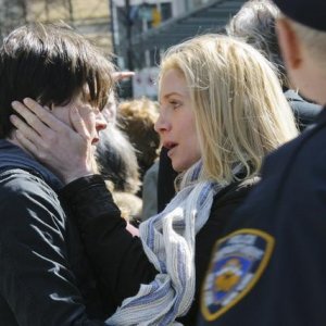 Logan Huffman ed Elizabeth Mitchell nel pilot della nuova serie V