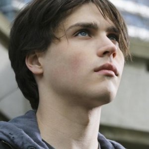 Logan Huffman nel pilot della nuova serie V
