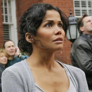 Lourdes Benedicto in una scena del pilot della nuova serie V