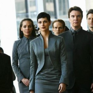Morena Baccarin in una scena del pilot della nuova serie V