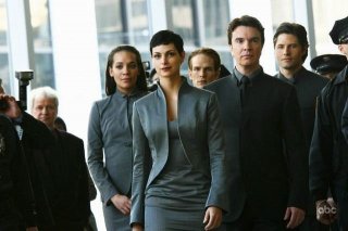 Morena Baccarin in una scena del pilot della nuova serie V