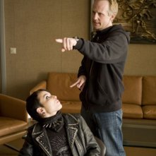 Noomi Rapace e il regista Niels Arden Oplev sul set del film Uomini che odiano le donne