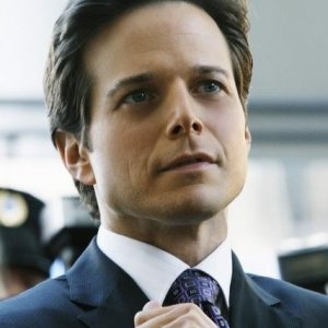 Scott Wolf nel pilot della nuova serie V
