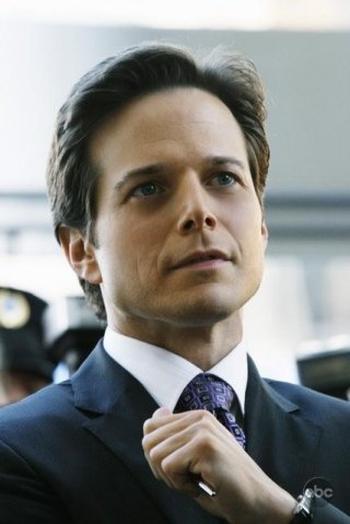 Scott Wolf nel pilot della nuova serie V